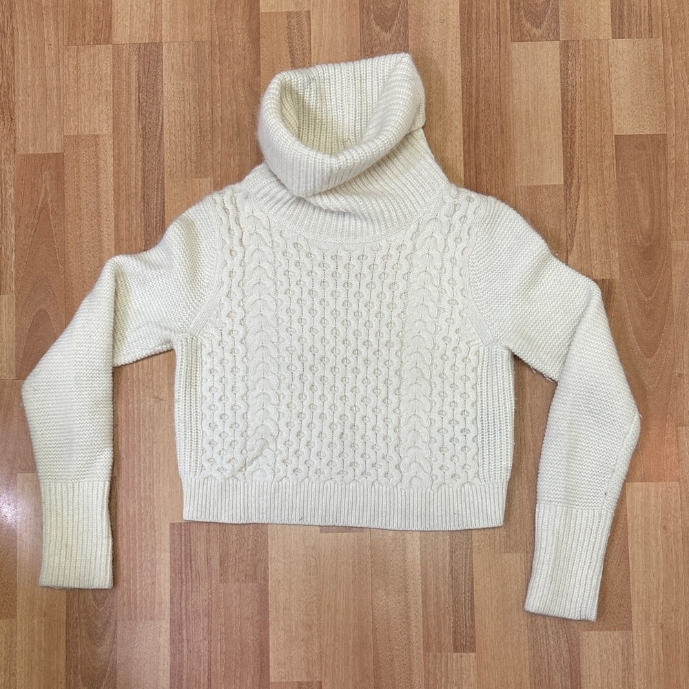 Club Monaco Small Cream Turtleneck Sweater